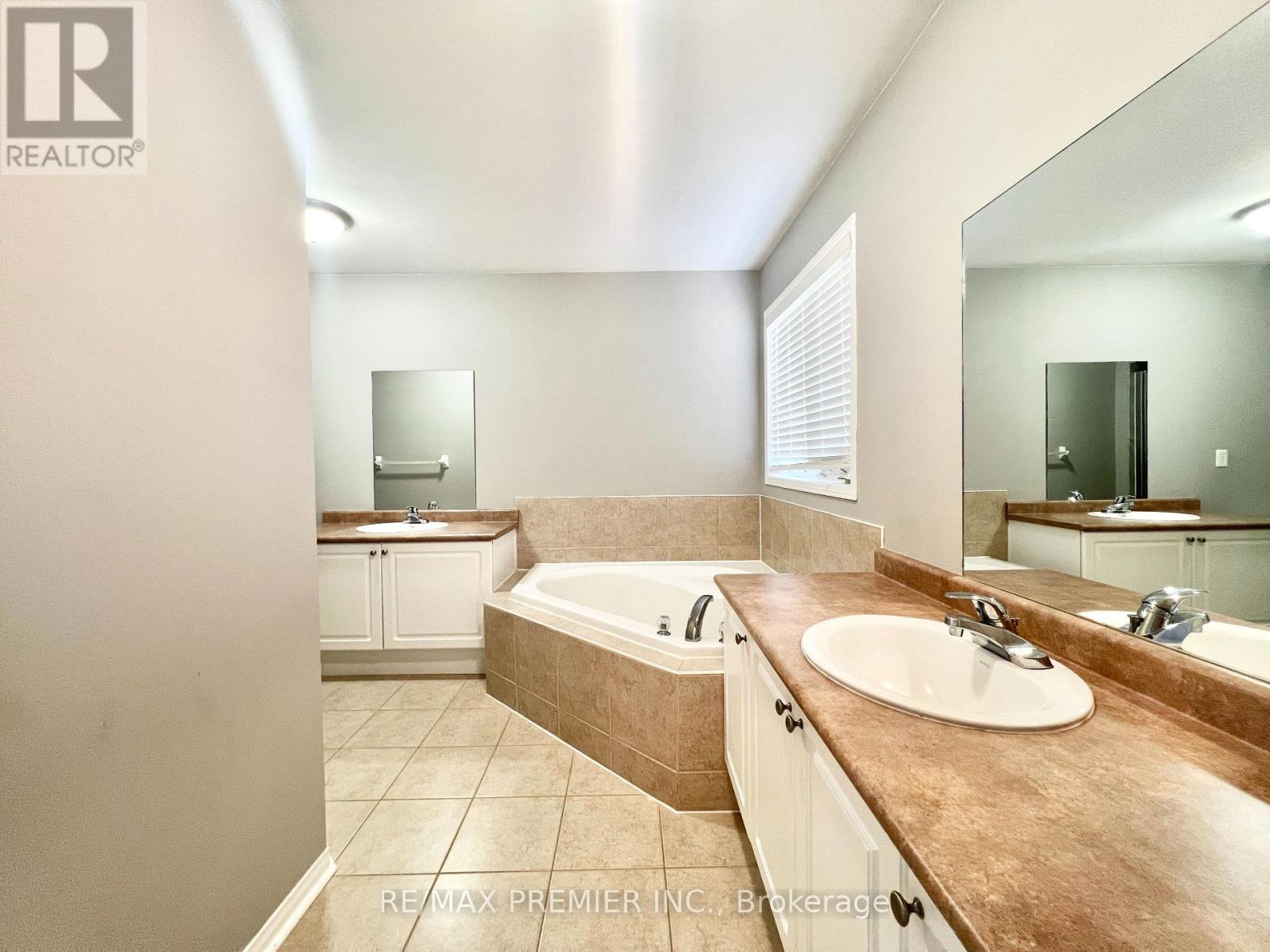 155 Penndutch Circle, Whitchurch-Stouffville (Stouffville), Ontario  L4A 0N9 - Photo 15 - N12213047