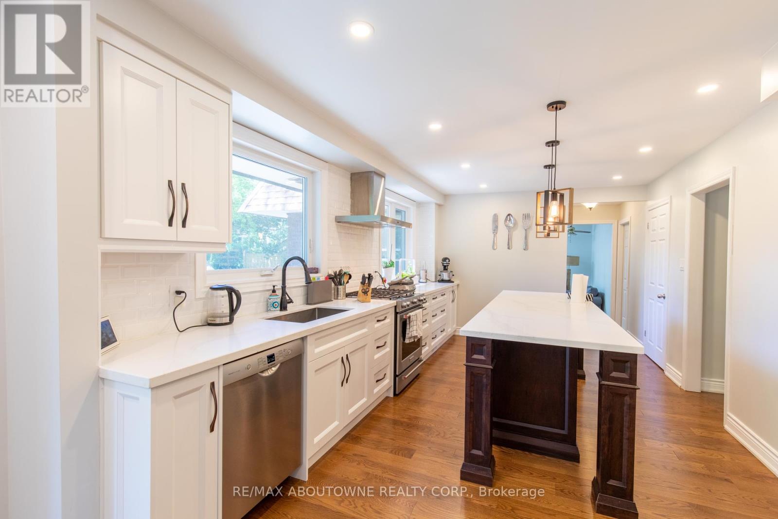 196 Charnwood Drive, Oakville (Fd Ford), Ontario  L6J 5H1 - Photo 12 - W12214573
