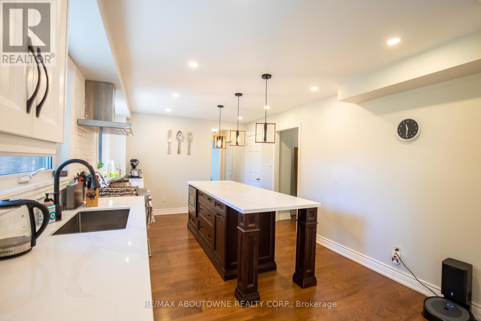 196 Charnwood Drive, Oakville (Fd Ford), Ontario  L6J 5H1 - Photo 19 - W12214573