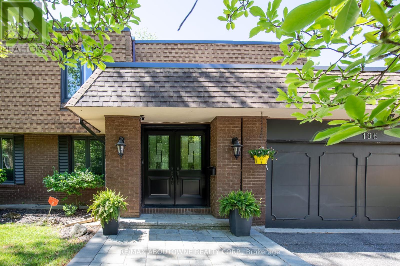 196 Charnwood Drive, Oakville (Fd Ford), Ontario  L6J 5H1 - Photo 2 - W12214573