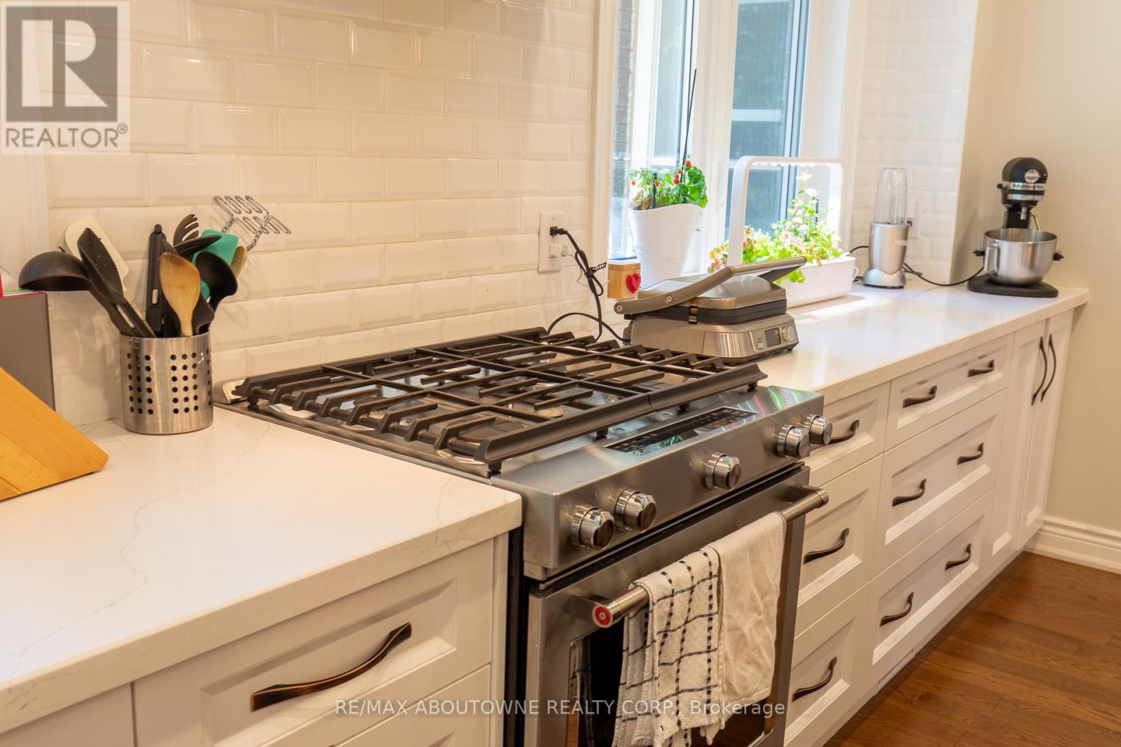 196 Charnwood Drive, Oakville (Fd Ford), Ontario  L6J 5H1 - Photo 20 - W12214573