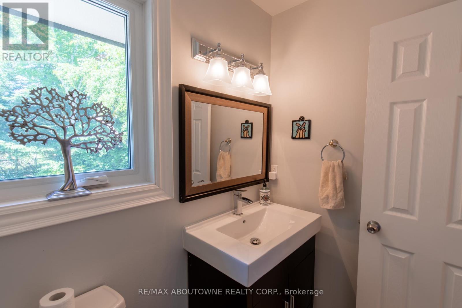 196 Charnwood Drive, Oakville (Fd Ford), Ontario  L6J 5H1 - Photo 23 - W12214573