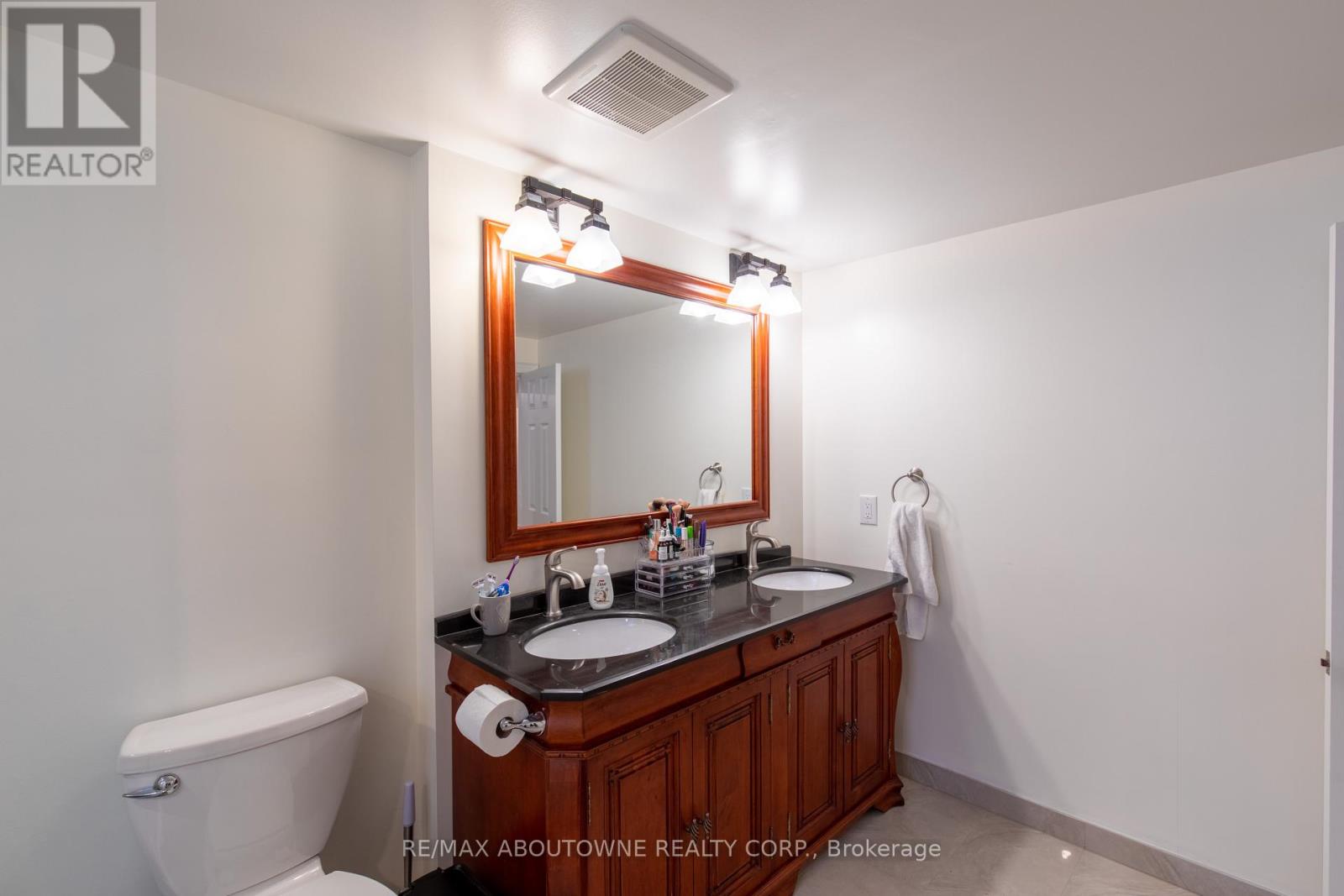 196 Charnwood Drive, Oakville (Fd Ford), Ontario  L6J 5H1 - Photo 29 - W12214573