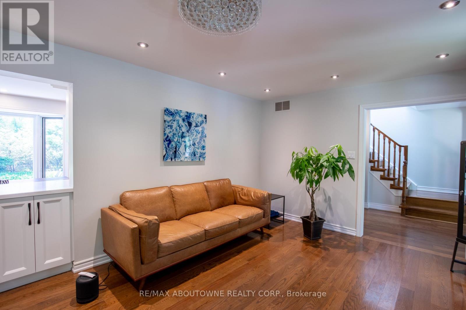 196 Charnwood Drive, Oakville (Fd Ford), Ontario  L6J 5H1 - Photo 5 - W12214573