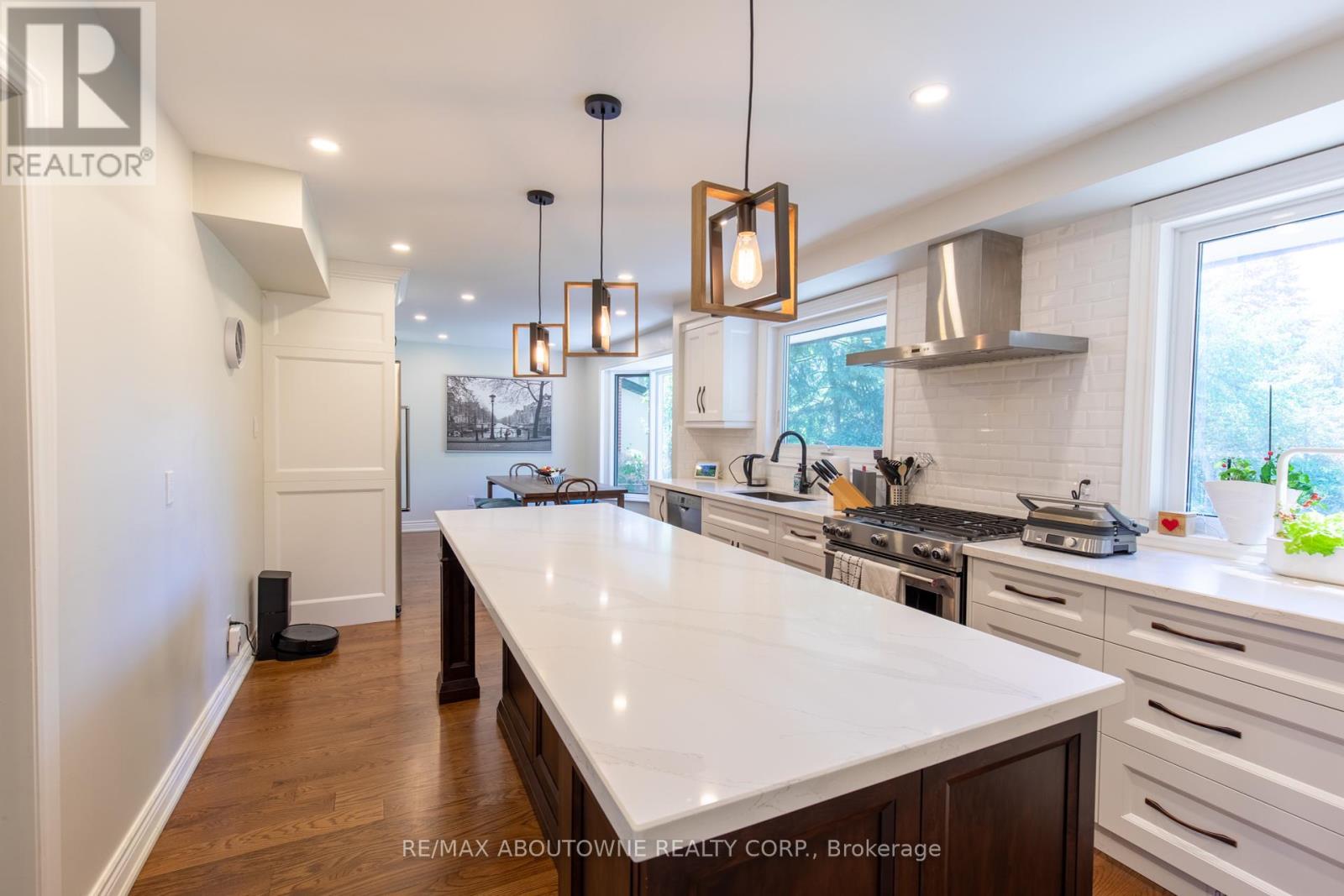 196 Charnwood Drive, Oakville (Fd Ford), Ontario  L6J 5H1 - Photo 8 - W12214573
