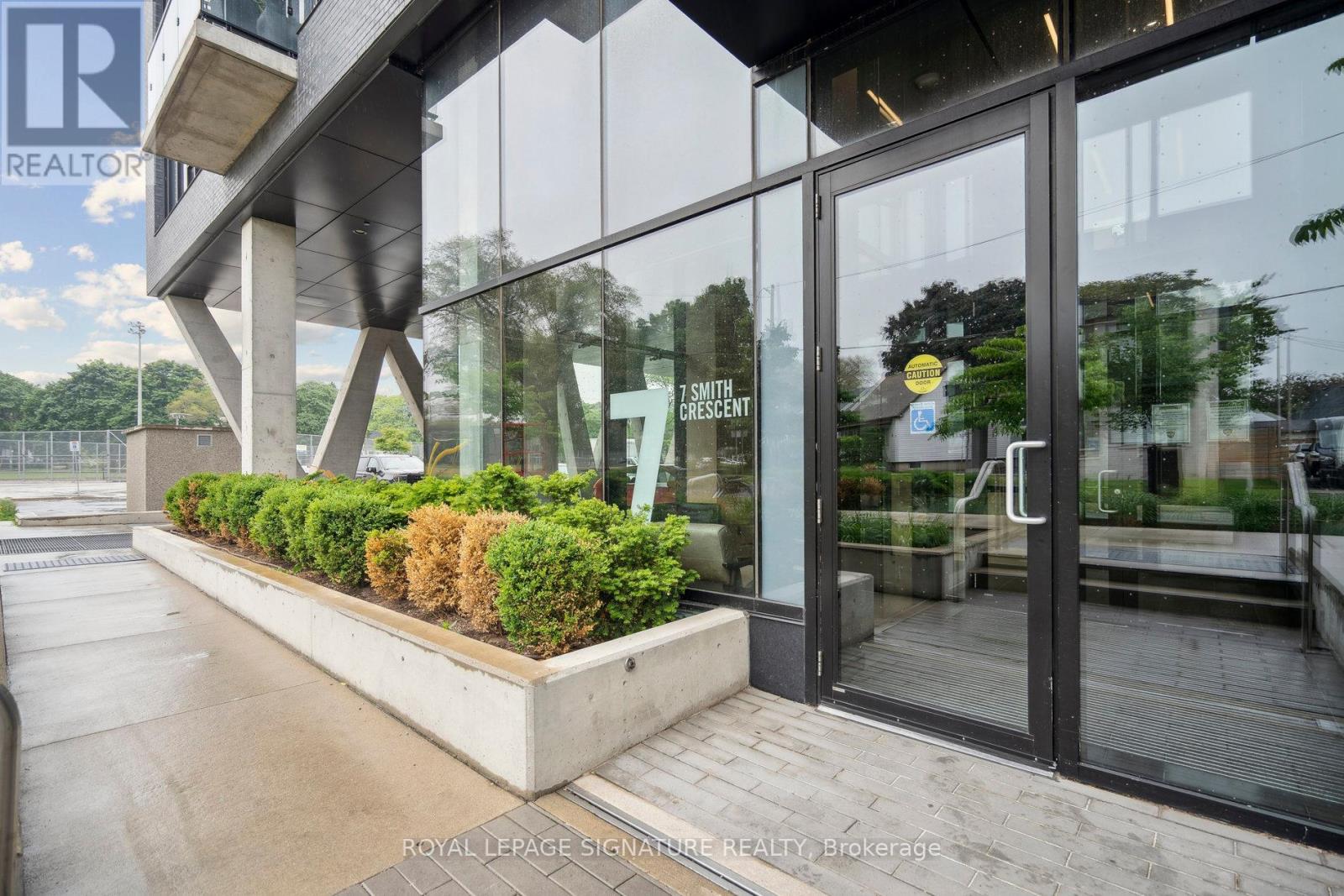 808 - 7 Smith Crescent, Toronto, Ontario  M8Z 0G3 - Photo 2 - W12214585