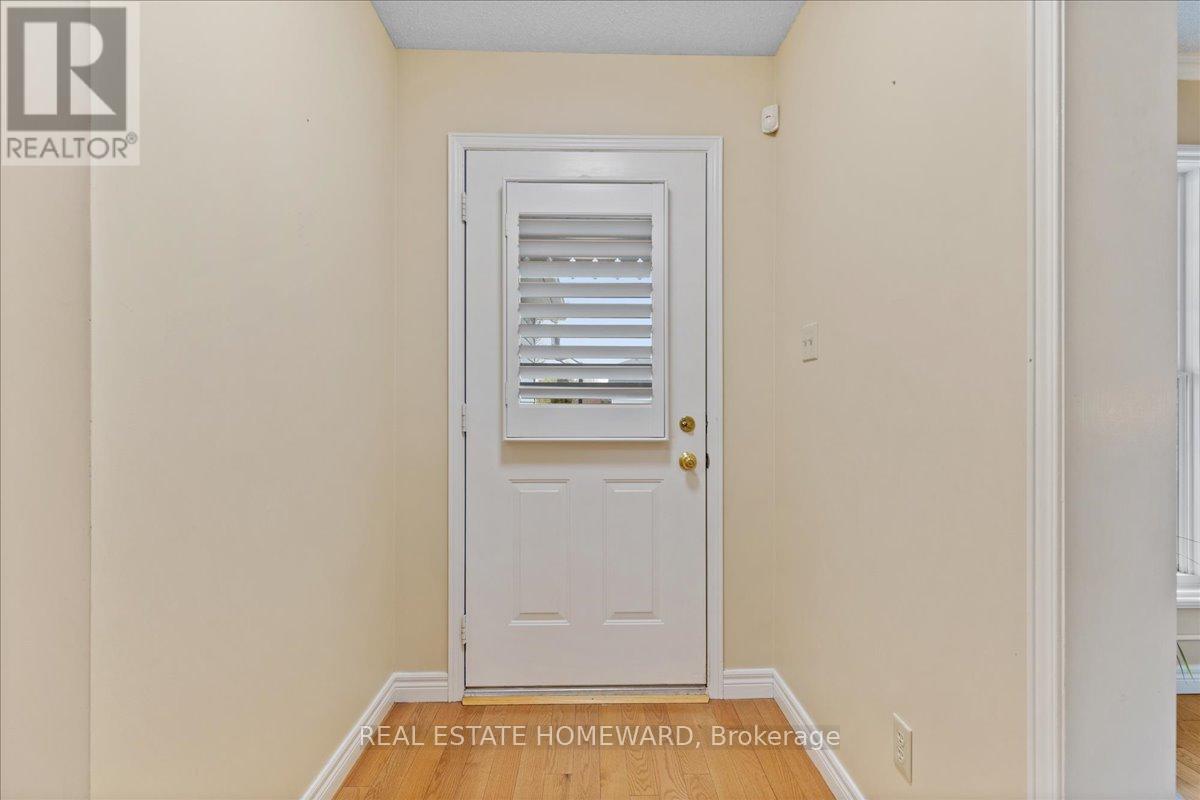 339 Bushview Crescent, Waterloo, Ontario  N2V 2A6 - Photo 4 - X12214586