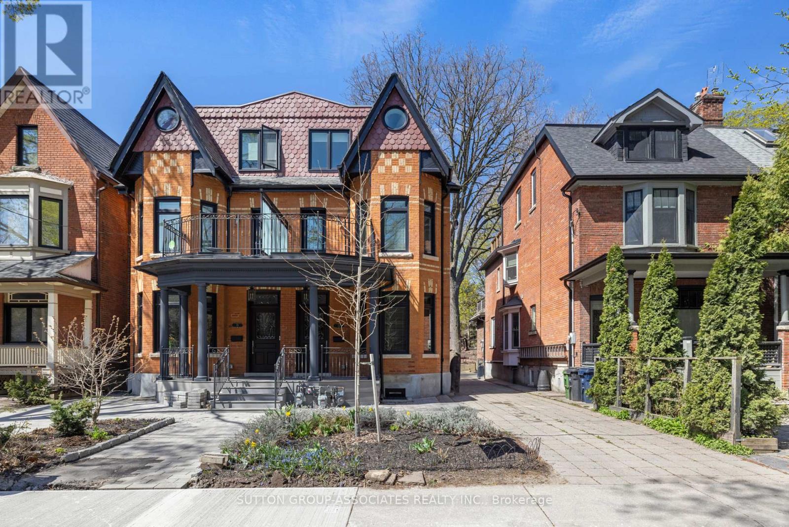 <div class="slider-price">$3,790,000</div><p>38 Howland Avenue, Toronto, Ontario</p>