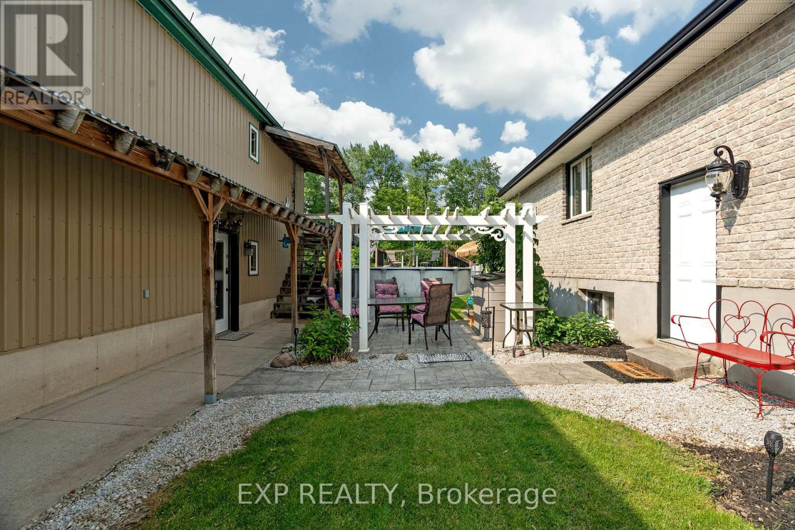 8458 Lazy Lane, Lambton Shores (Port Franks), Ontario  N0M 2N0 - Photo 31 - X12214614