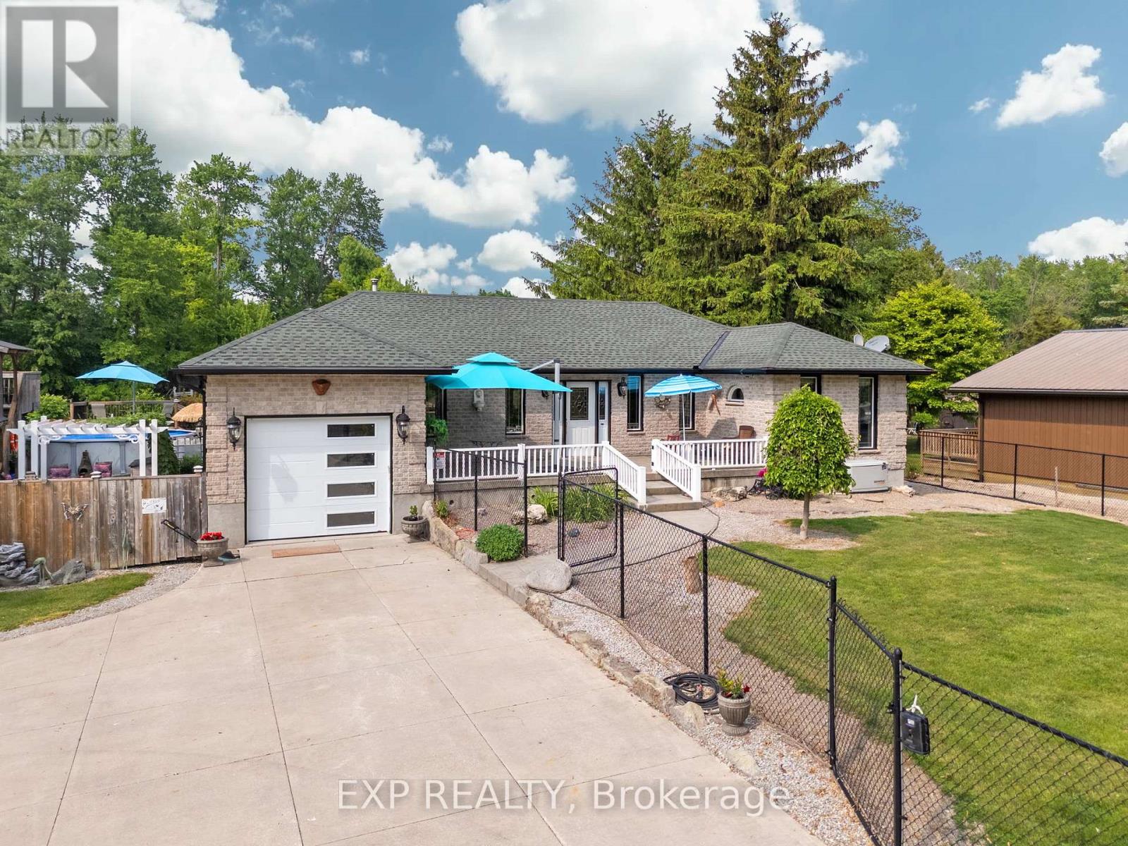 8458 Lazy Lane, Lambton Shores (Port Franks), Ontario  N0M 2N0 - Photo 5 - X12214614