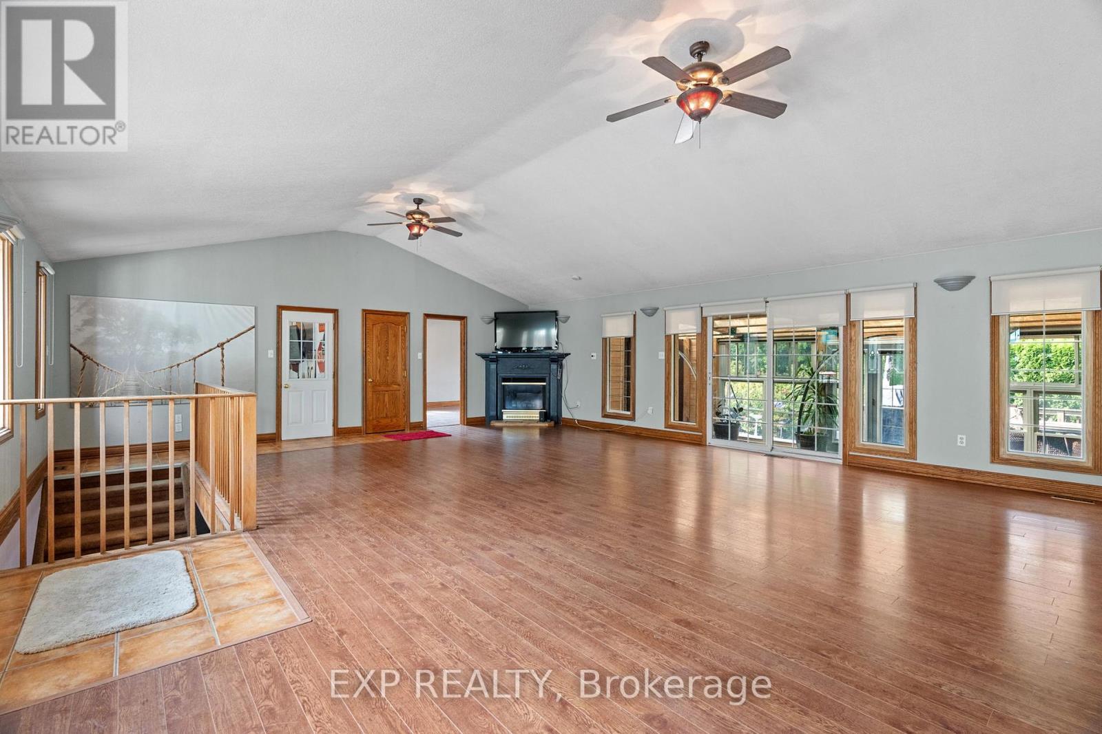 8458 Lazy Lane, Lambton Shores (Port Franks), Ontario  N0M 2N0 - Photo 7 - X12214614