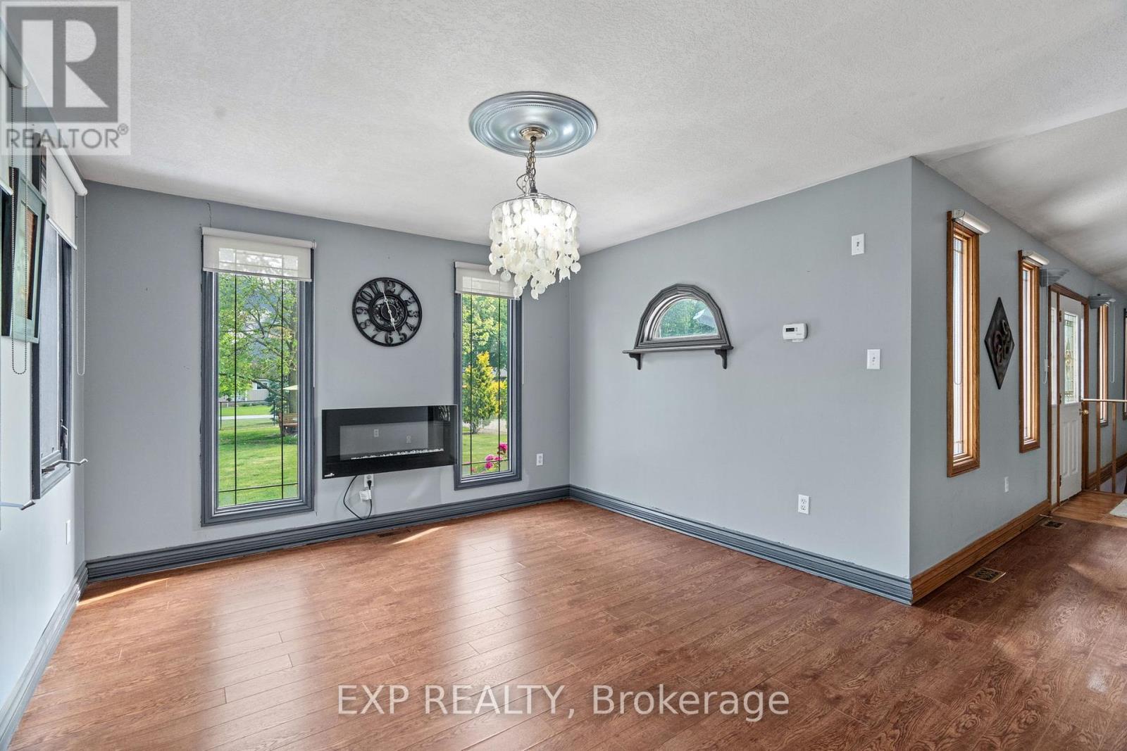 8458 Lazy Lane, Lambton Shores (Port Franks), Ontario  N0M 2N0 - Photo 9 - X12214614