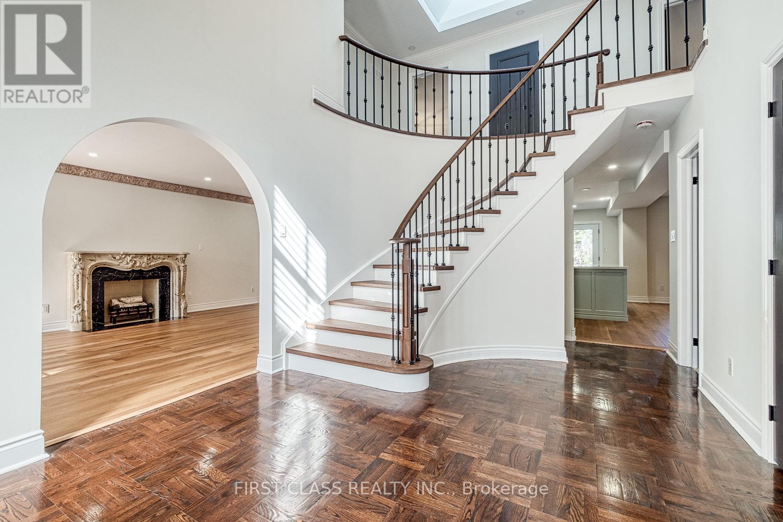 10 Donwoods Drive, Toronto, Ontario  M4N 2G1 - Photo 2 - C12214648