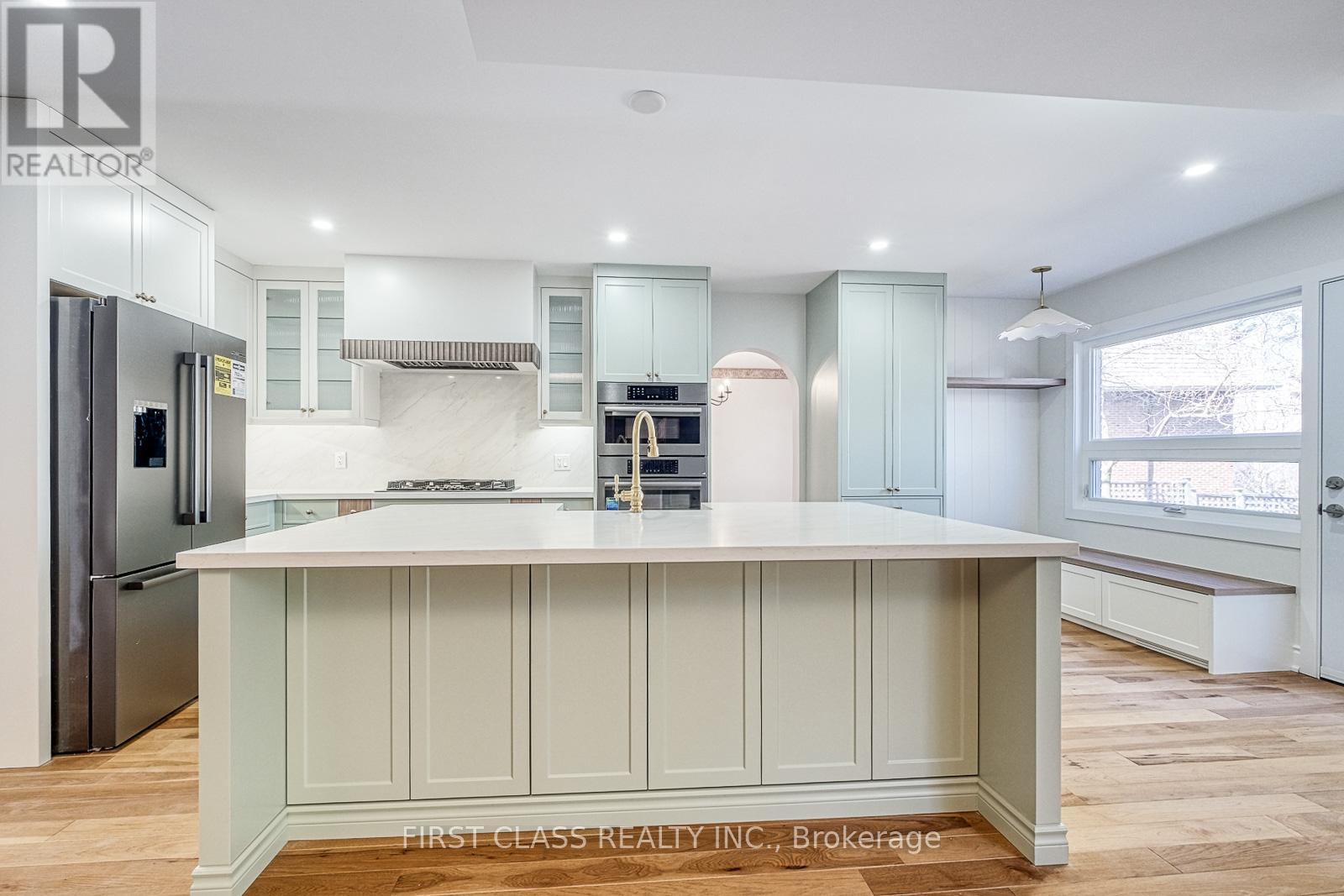 10 Donwoods Drive, Toronto, Ontario  M4N 2G1 - Photo 4 - C12214648