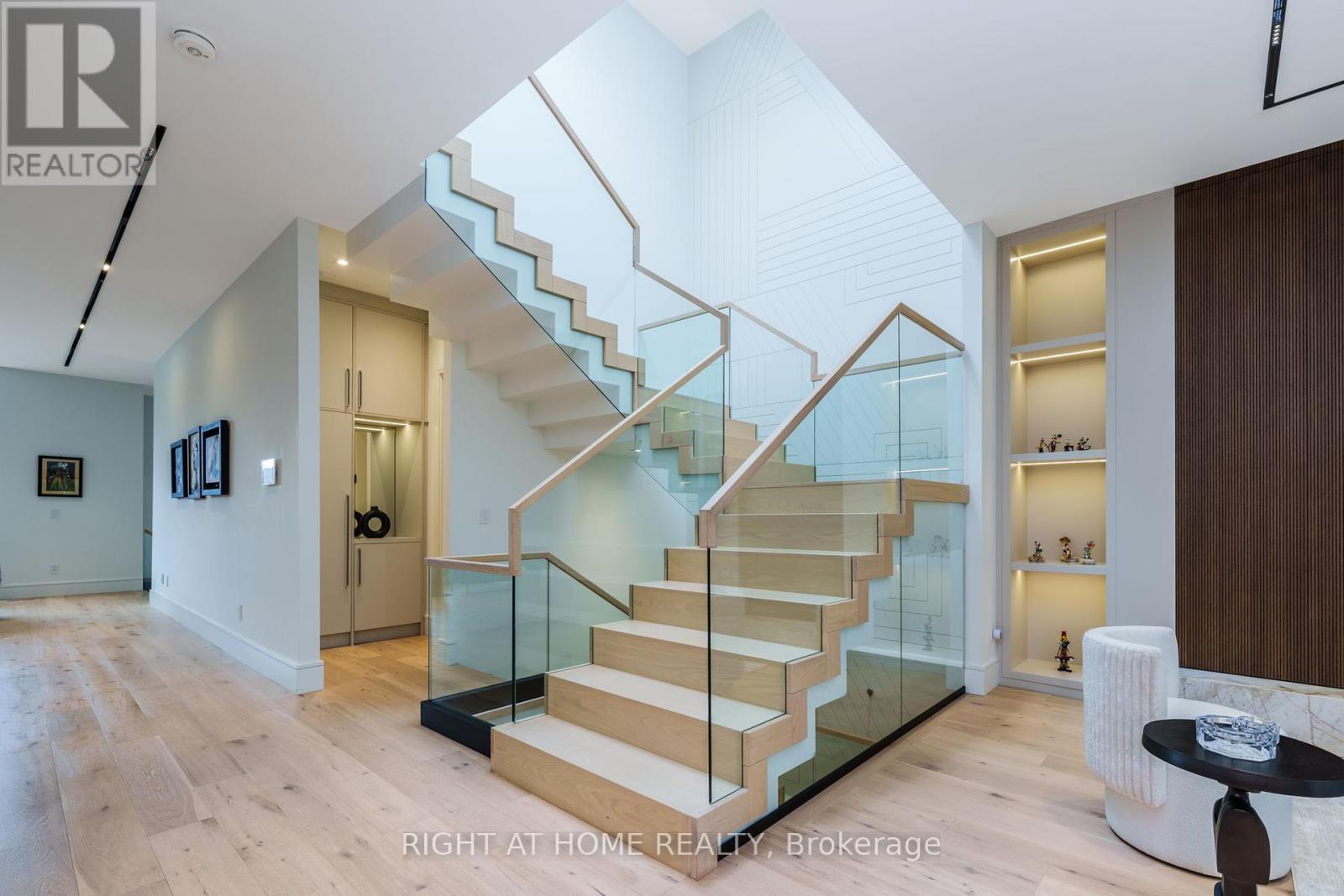 18 Divadale Drive, Toronto, Ontario  M4G 2N9 - Photo 13 - C12214687
