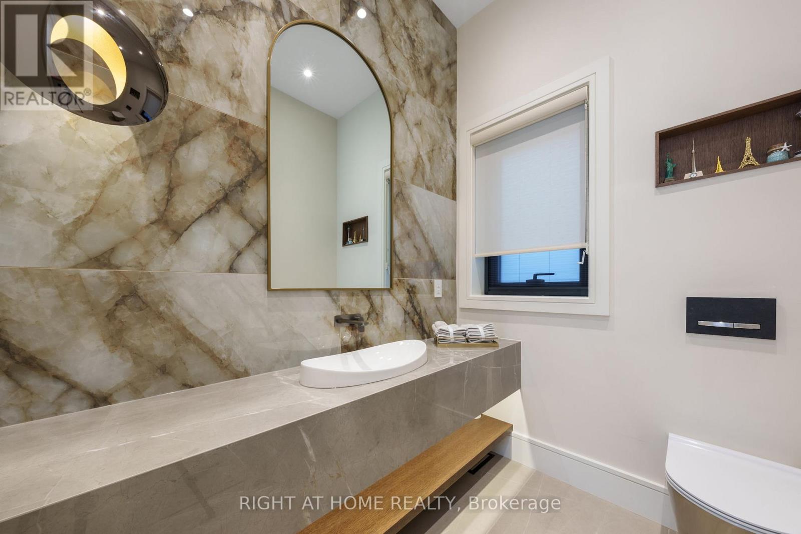 18 Divadale Drive, Toronto, Ontario  M4G 2N9 - Photo 14 - C12214687