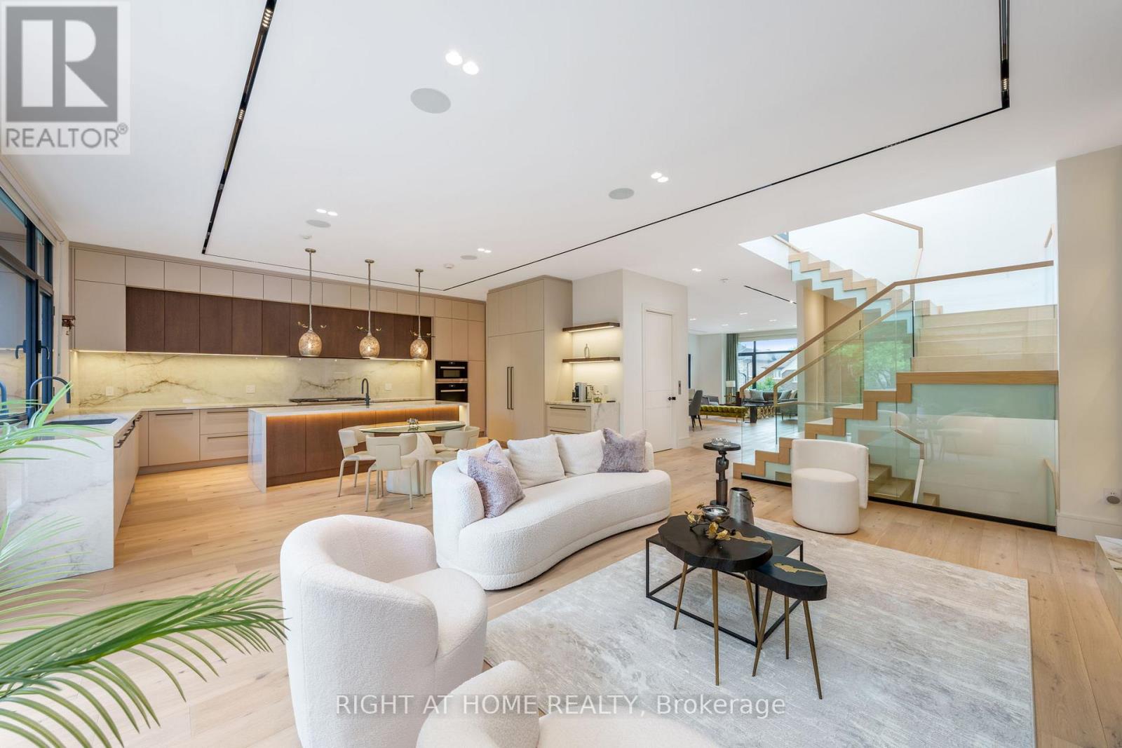 18 Divadale Drive, Toronto, Ontario  M4G 2N9 - Photo 16 - C12214687