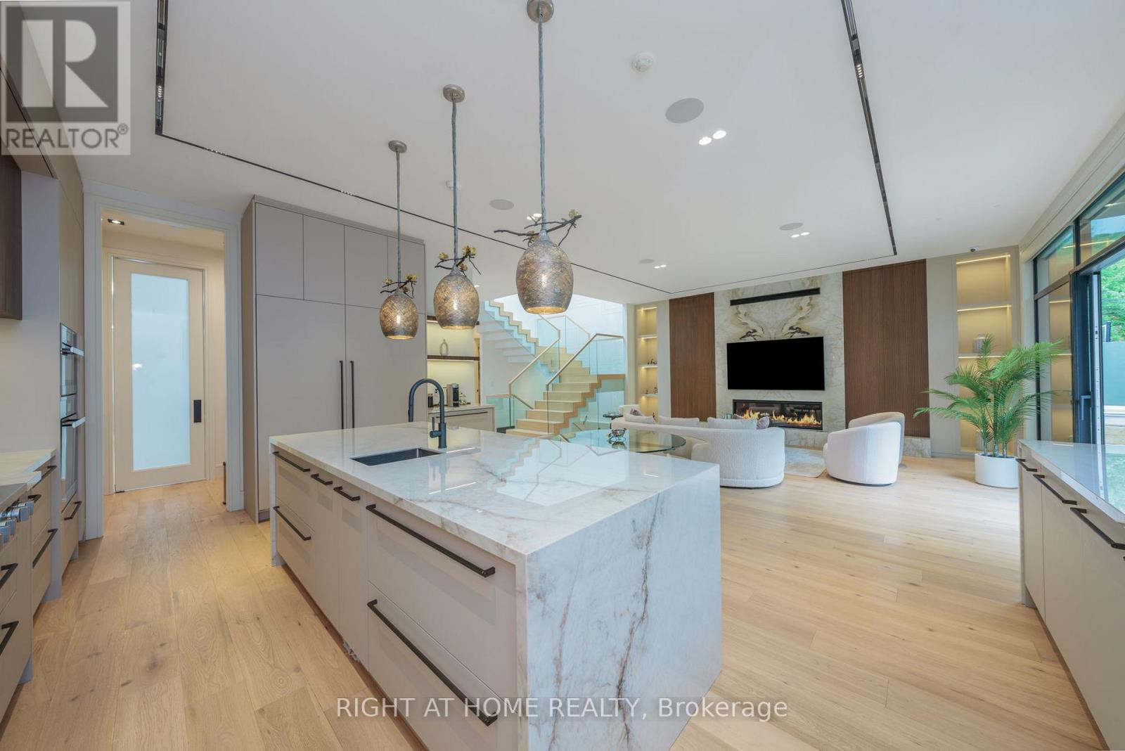 18 Divadale Drive, Toronto, Ontario  M4G 2N9 - Photo 20 - C12214687