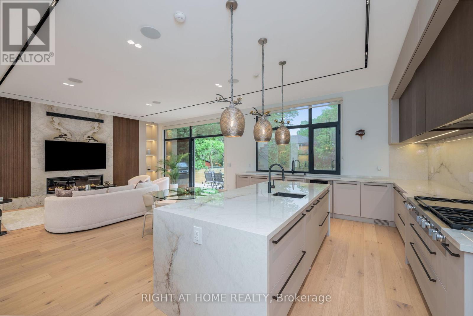 18 Divadale Drive, Toronto, Ontario  M4G 2N9 - Photo 21 - C12214687