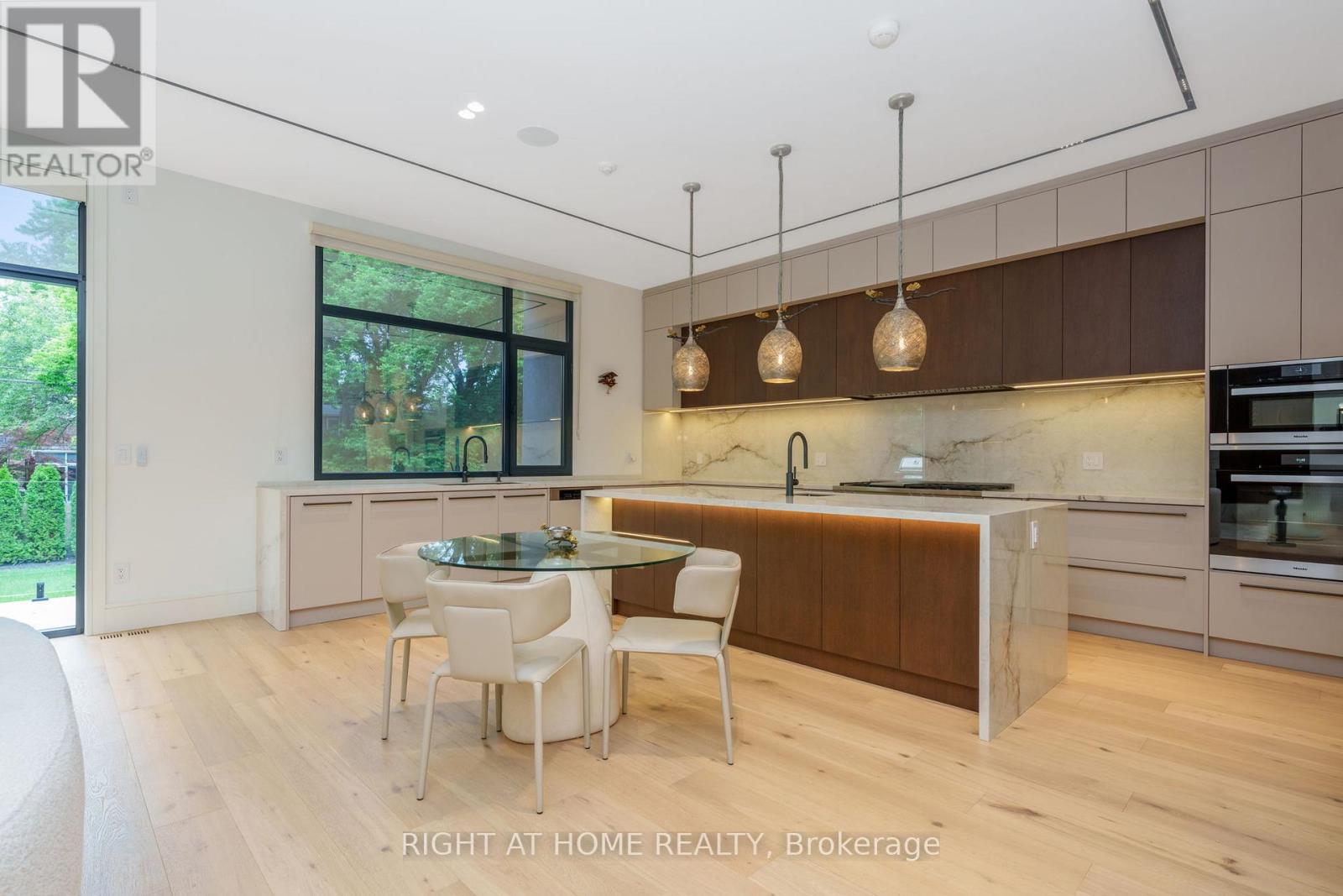18 Divadale Drive, Toronto, Ontario  M4G 2N9 - Photo 22 - C12214687