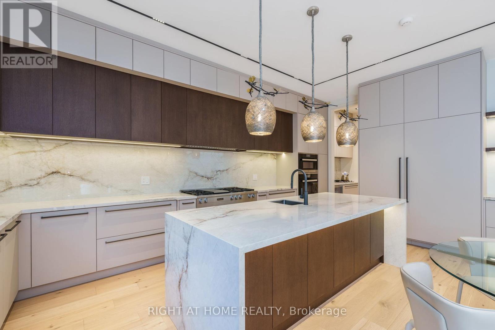 18 Divadale Drive, Toronto, Ontario  M4G 2N9 - Photo 24 - C12214687
