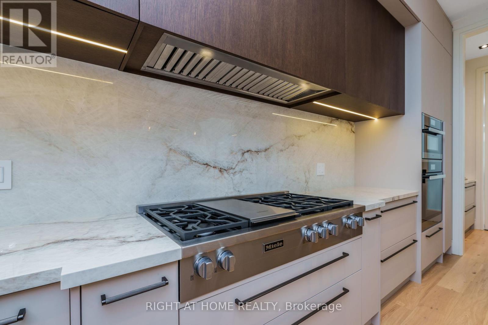 18 Divadale Drive, Toronto, Ontario  M4G 2N9 - Photo 25 - C12214687