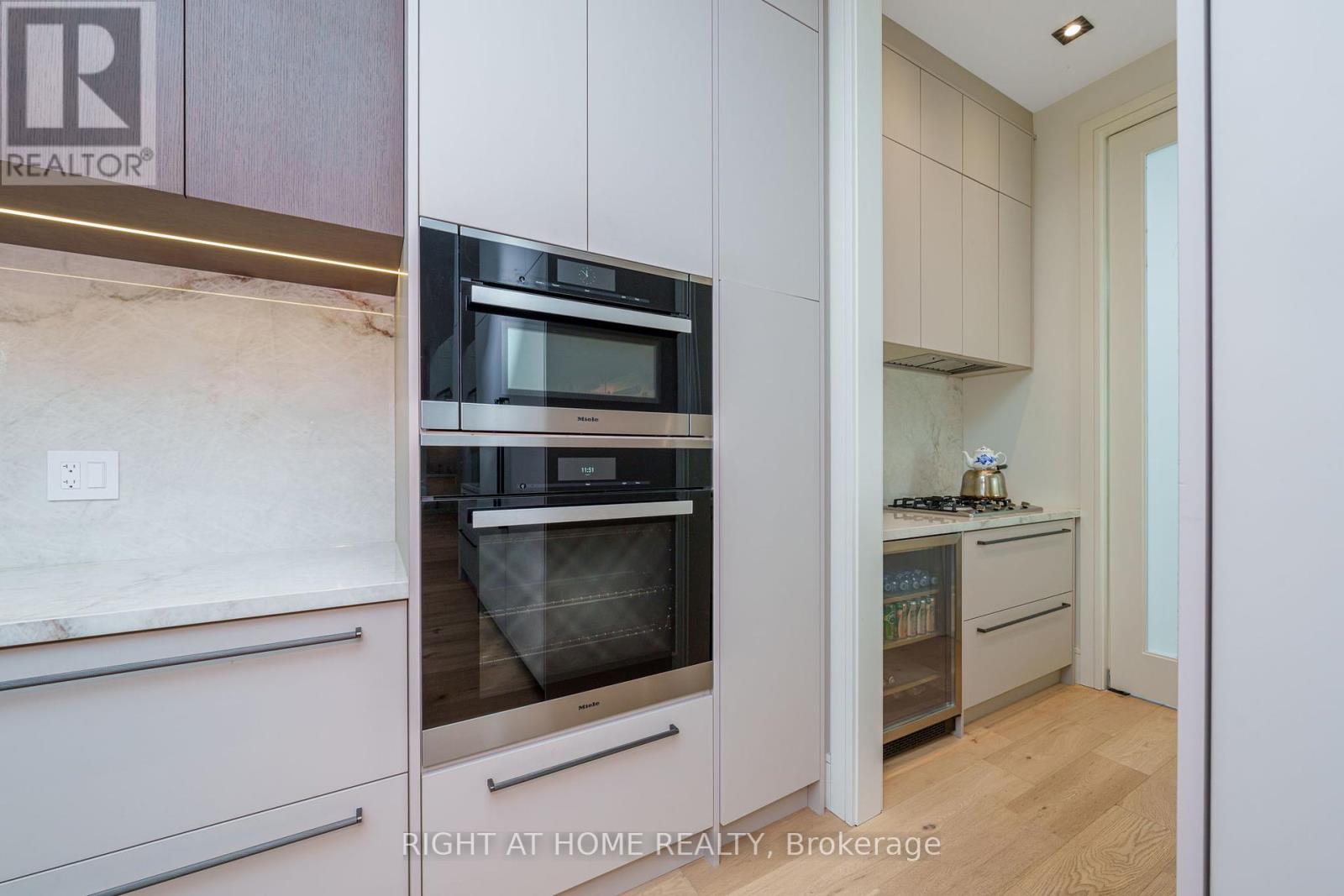 18 Divadale Drive, Toronto, Ontario  M4G 2N9 - Photo 26 - C12214687
