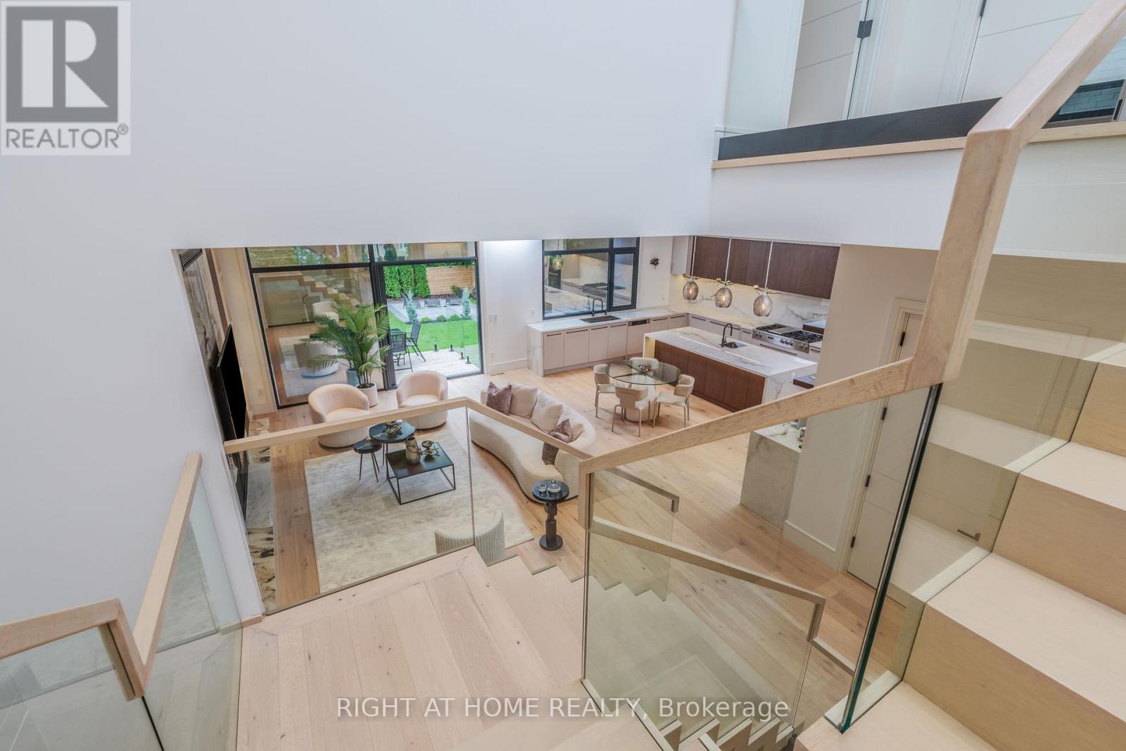 18 Divadale Drive, Toronto, Ontario  M4G 2N9 - Photo 27 - C12214687