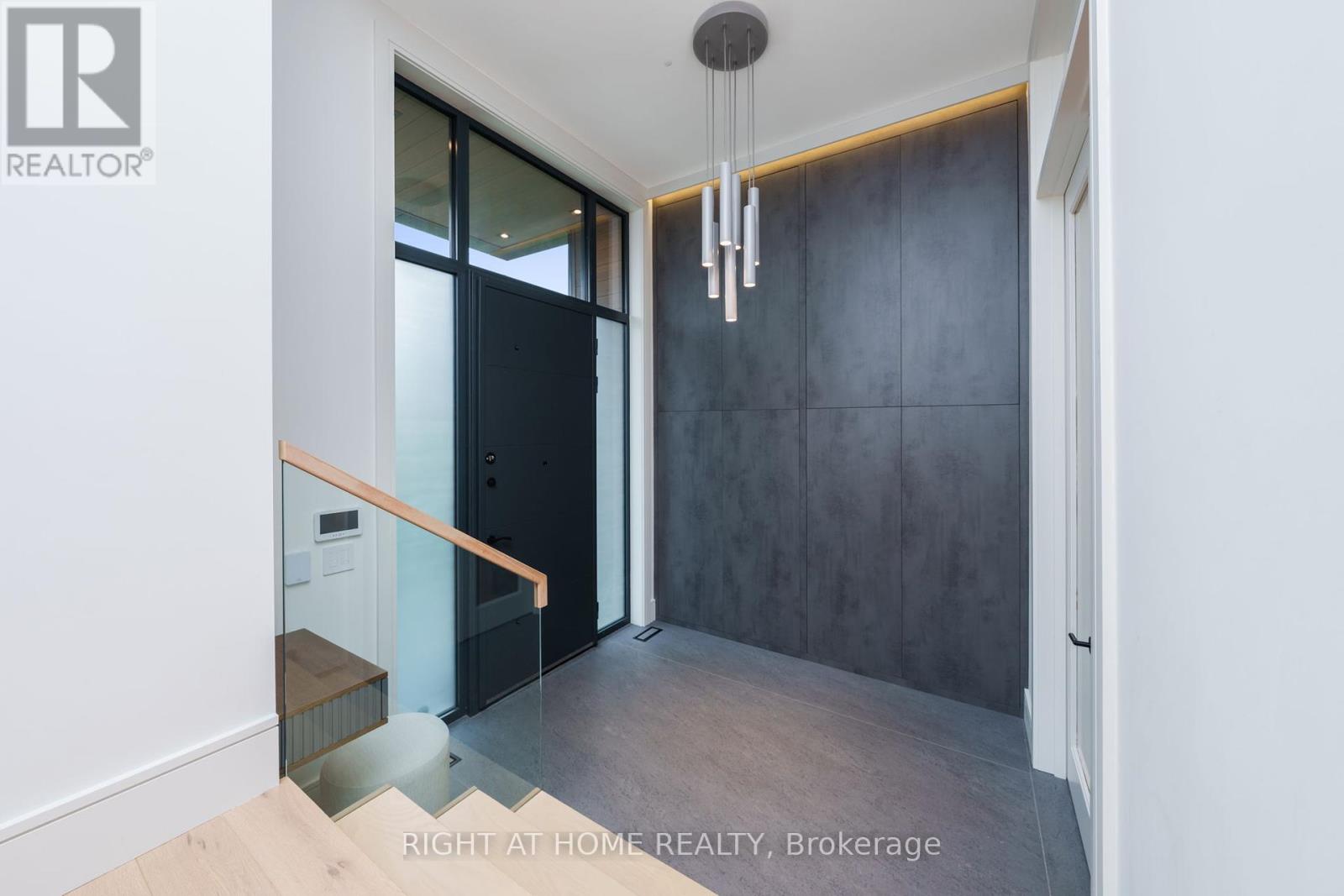 18 Divadale Drive, Toronto, Ontario  M4G 2N9 - Photo 4 - C12214687