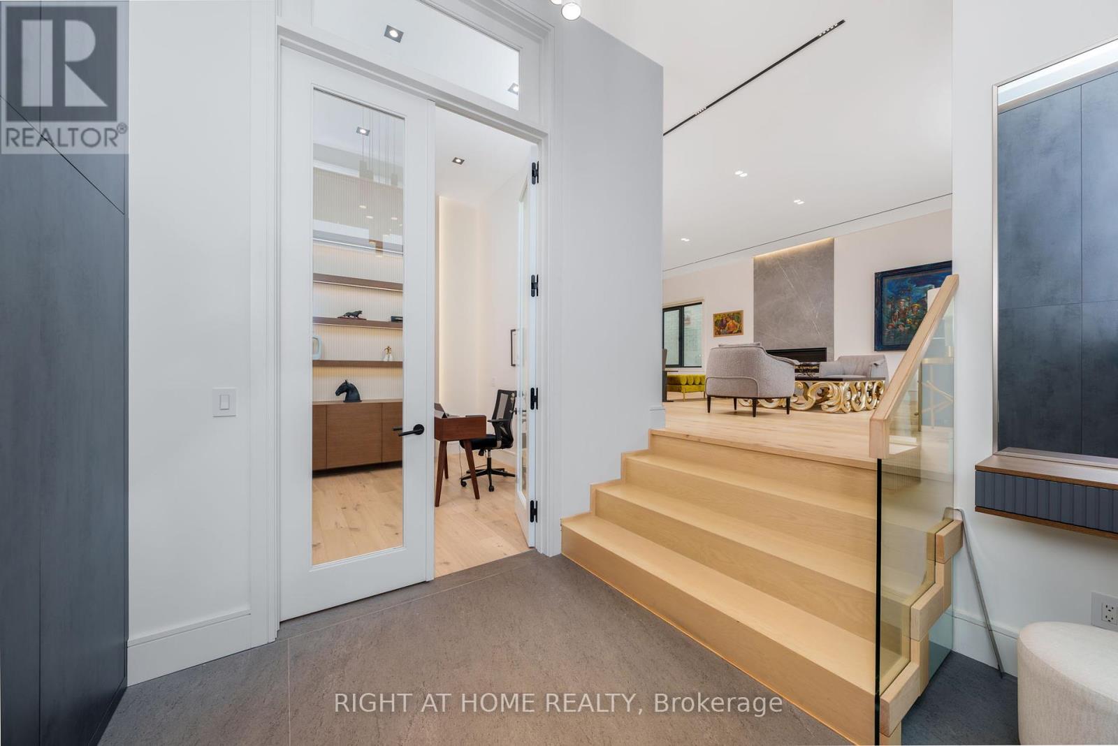 18 Divadale Drive, Toronto, Ontario  M4G 2N9 - Photo 6 - C12214687