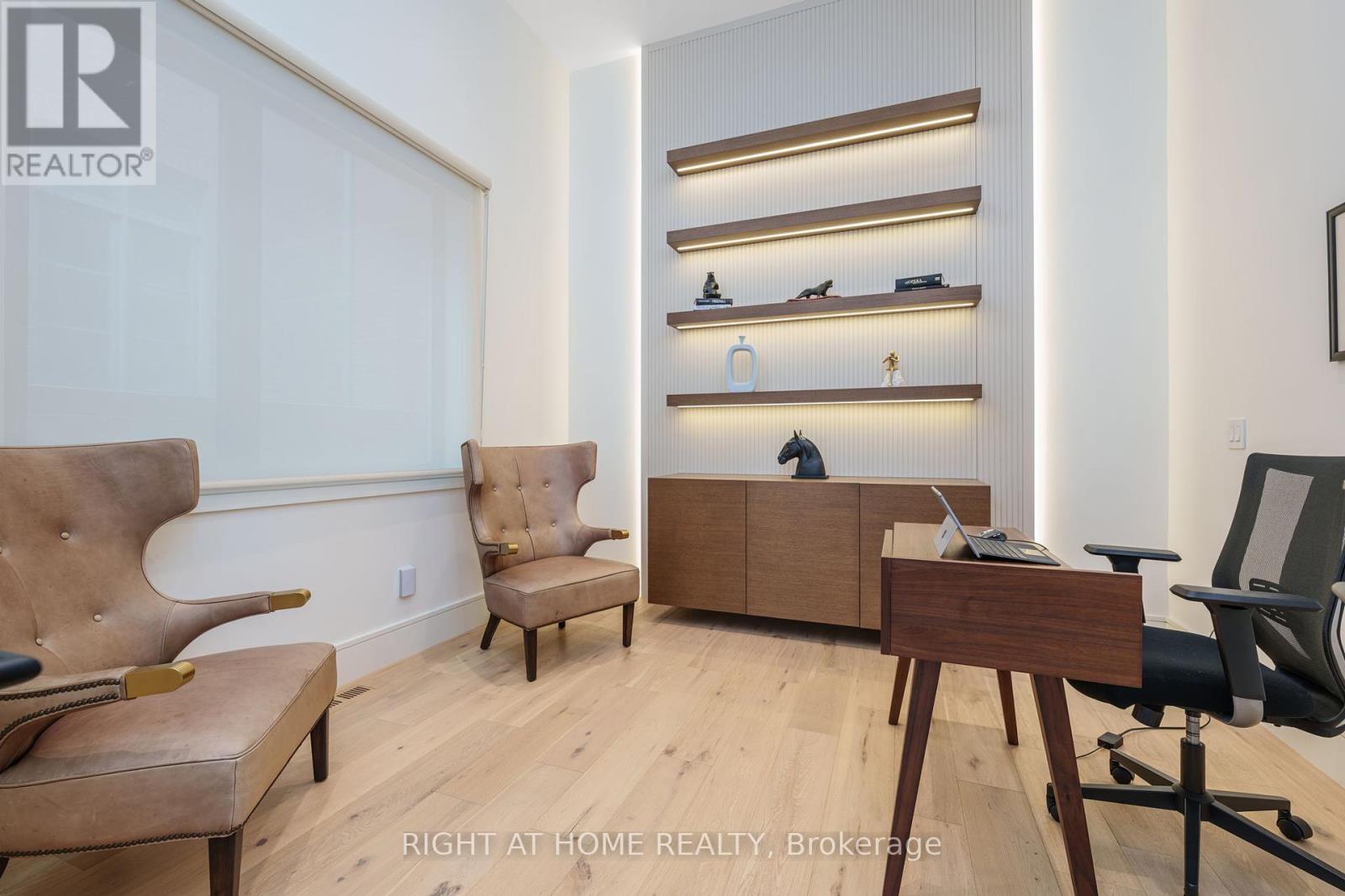 18 Divadale Drive, Toronto, Ontario  M4G 2N9 - Photo 7 - C12214687