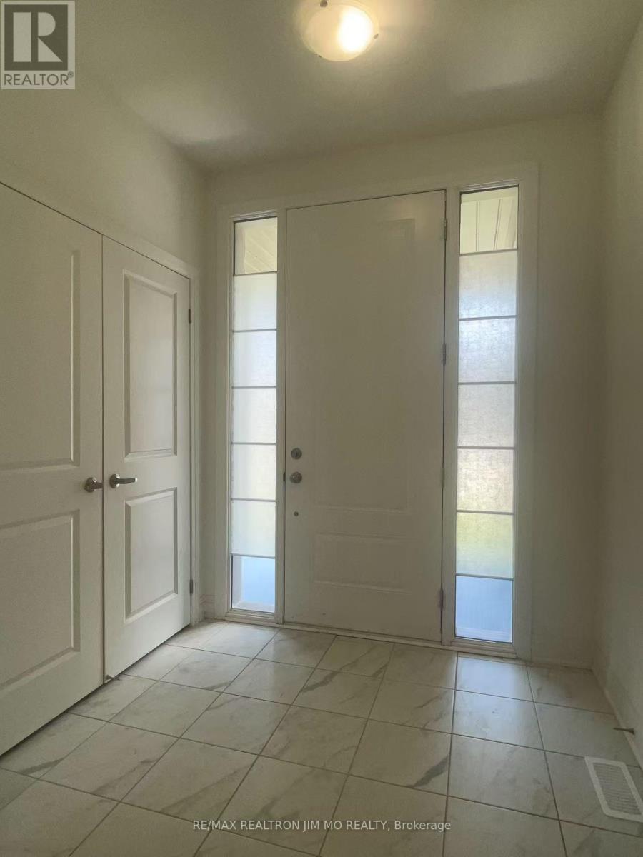 212 Thompson Drive, East Gwillimbury, Ontario  L9N 0V7 - Photo 17 - N12214676