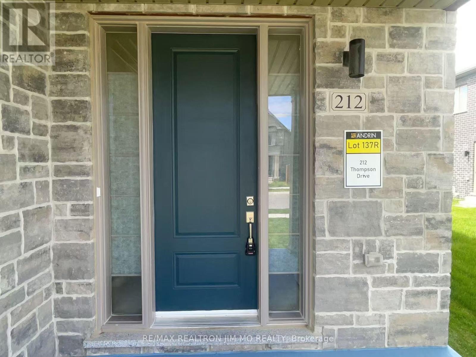 212 Thompson Drive, East Gwillimbury, Ontario  L9N 0V7 - Photo 3 - N12214676