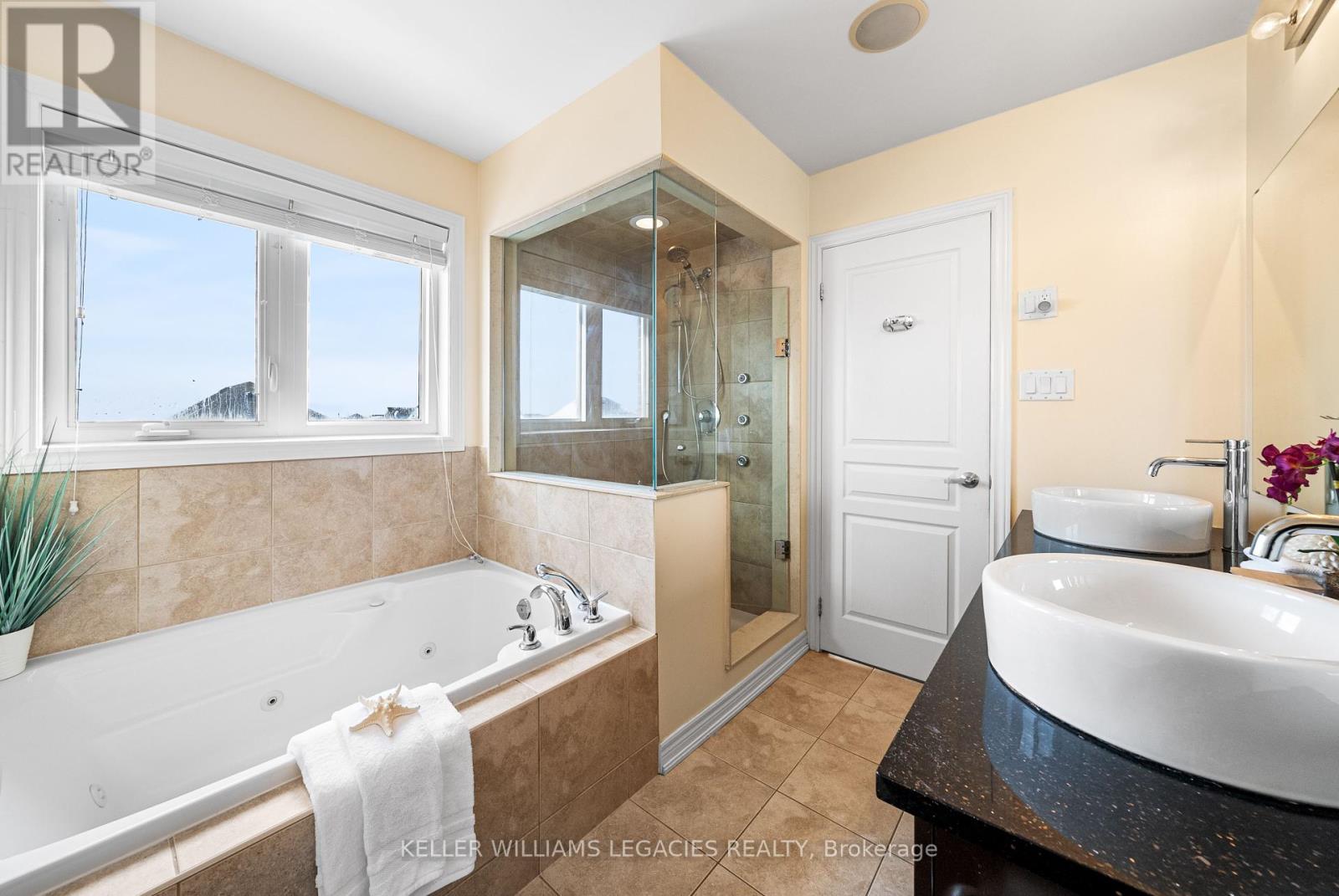 17 Mansard Drive, Richmond Hill, Ontario  L4E 0L8 - Photo 18 - N12214685