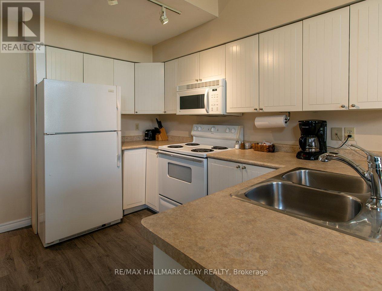 155 Vacation Inn Drive, Collingwood, Ontario  L9Y 5G4 - Photo 6 - S12214641