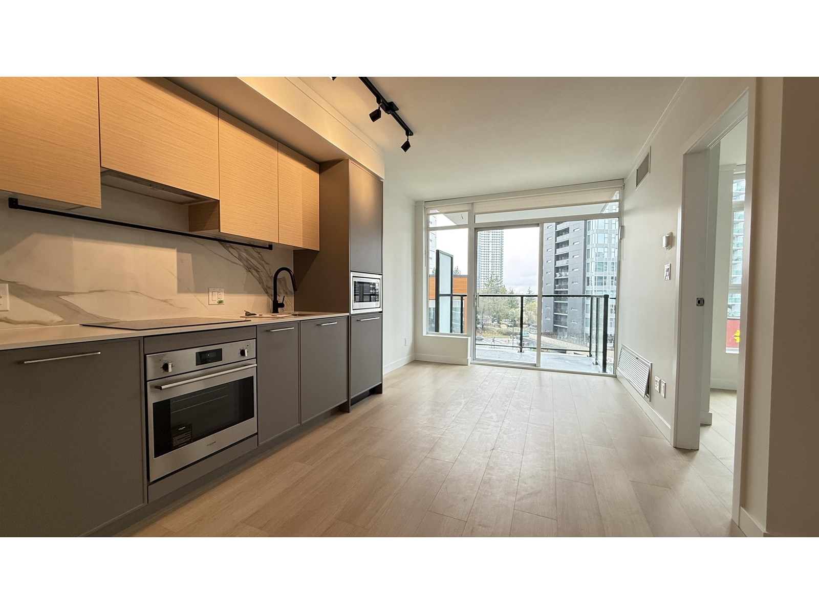 512 13725 George Junction, Surrey, British Columbia  V3T 4Y3 - Photo 3 - R2991072