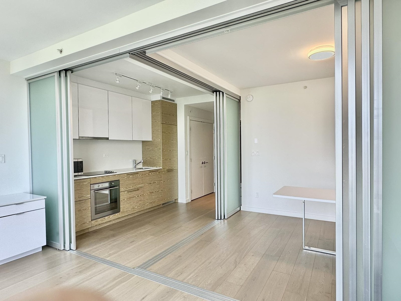 1007 13438 Central Avenue, Surrey, British Columbia  V3T 0N2 - Photo 4 - R3014475