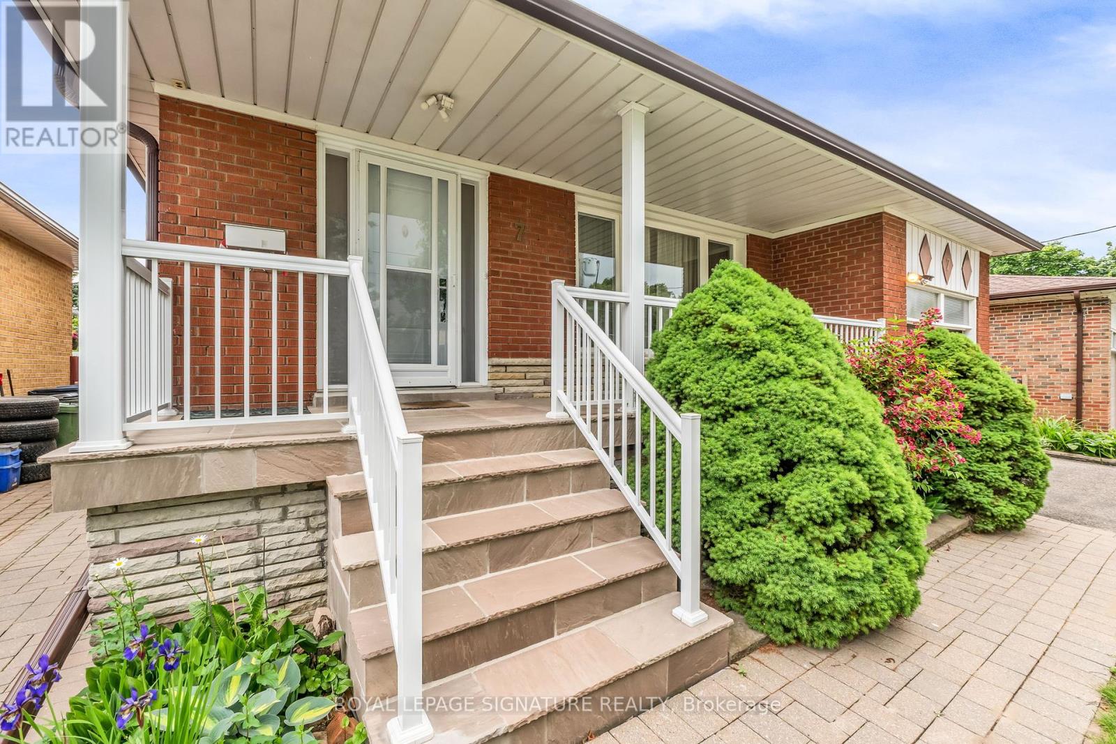 7 West Wareside Road, Toronto, Ontario  M9C 3H9 - Photo 2 - W12214631