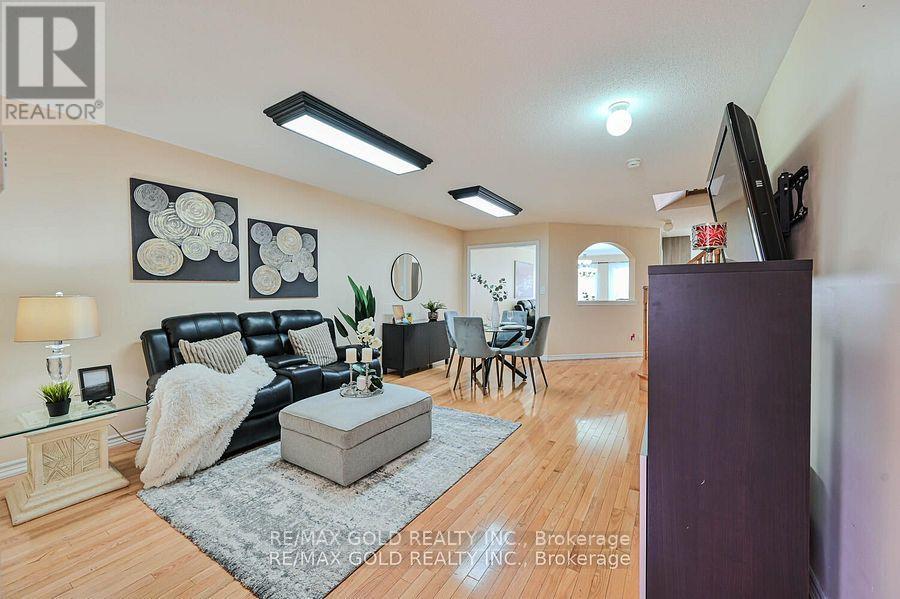 11 CAVERSHAM DRIVE, Brampton, Ontario