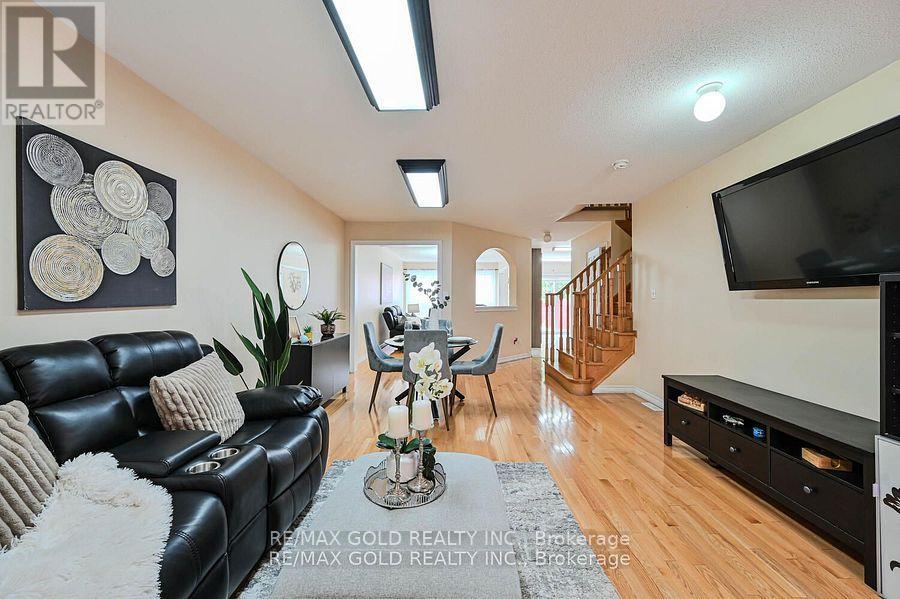 11 Caversham Drive, Brampton (Sandringham-Wellington), Ontario  L6R 0N3 - Photo 2 - W12214670