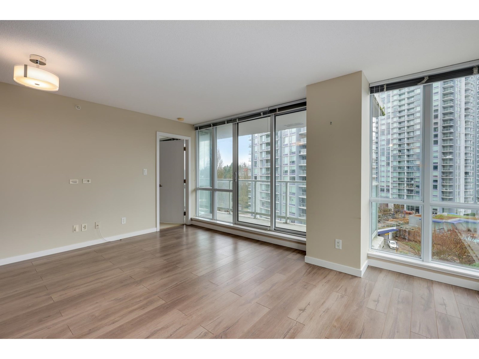 604 9981 Whalley Boulevard, Surrey, British Columbia  V3T 0G6 - Photo 5 - R3012590