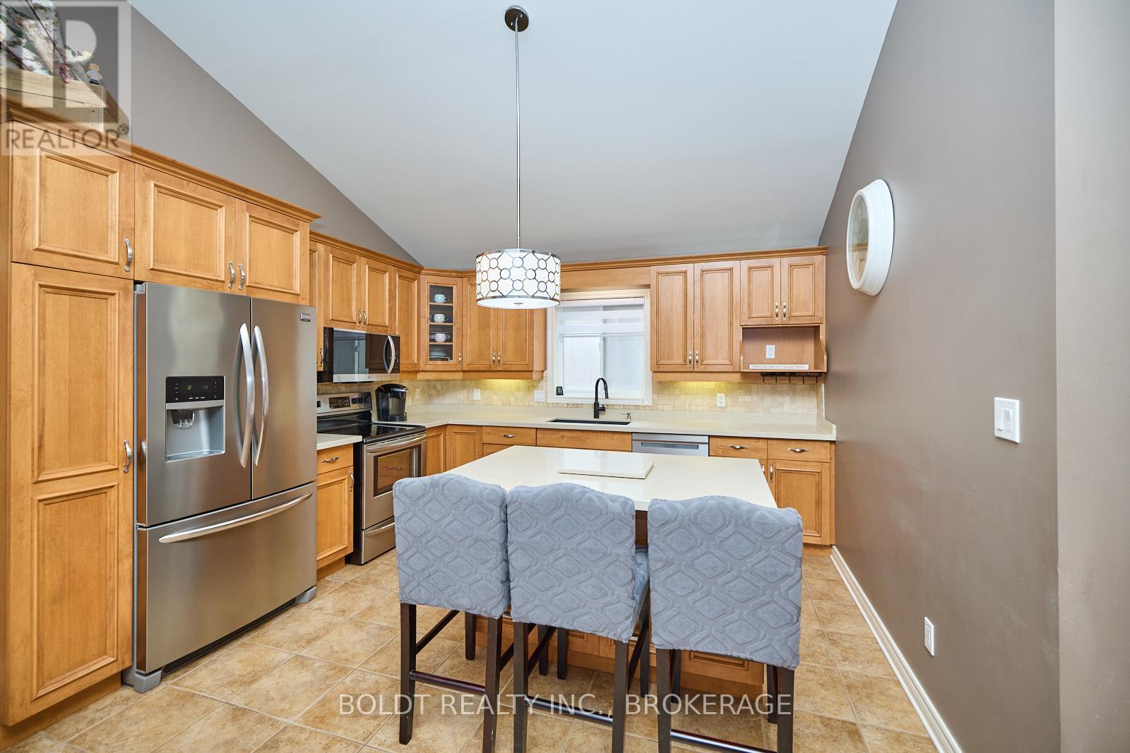 54 Briarwood Drive, St. Catharines, Ontario  L2S 4A6 - Photo 8 - X12208783