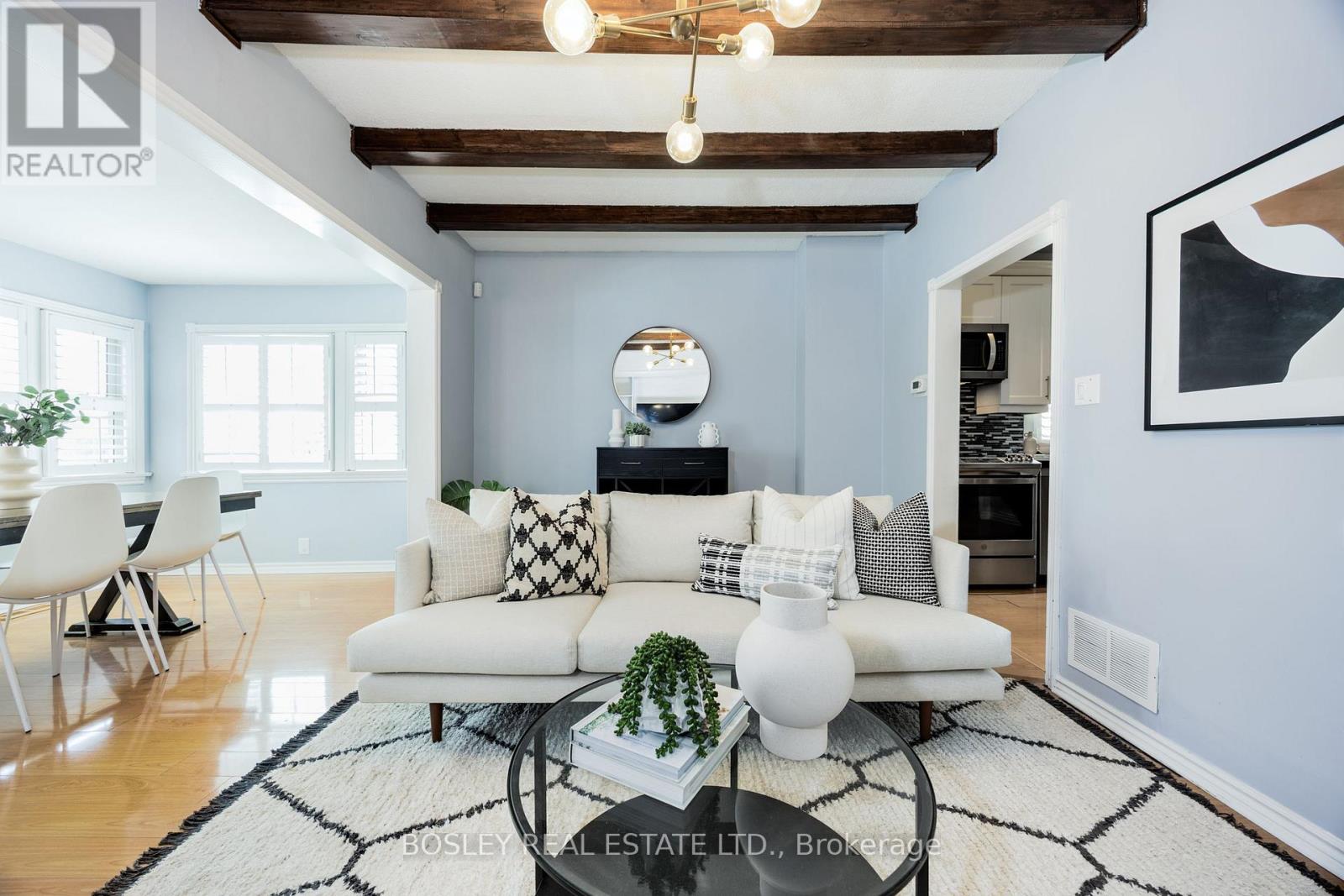 <div class="slider-price">$959,900</div><p>10 Craiglee Drive, Toronto, Ontario</p>