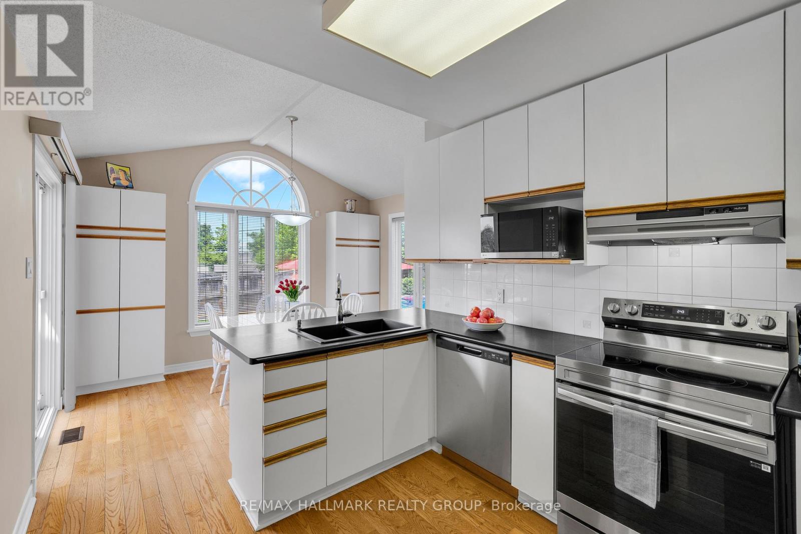 59 Forestglade Crescent, Ottawa, Ontario  K1G 5X4 - Photo 12 - X12214794