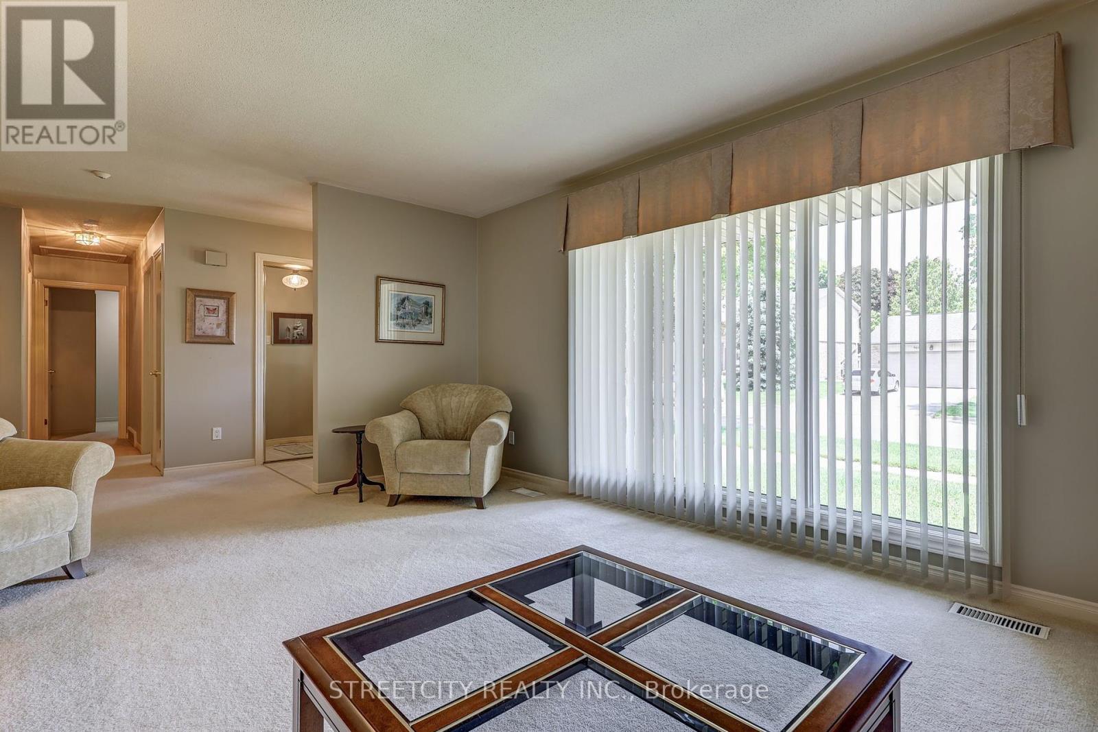 Photo 10 of 50 for 981 Farnham Court