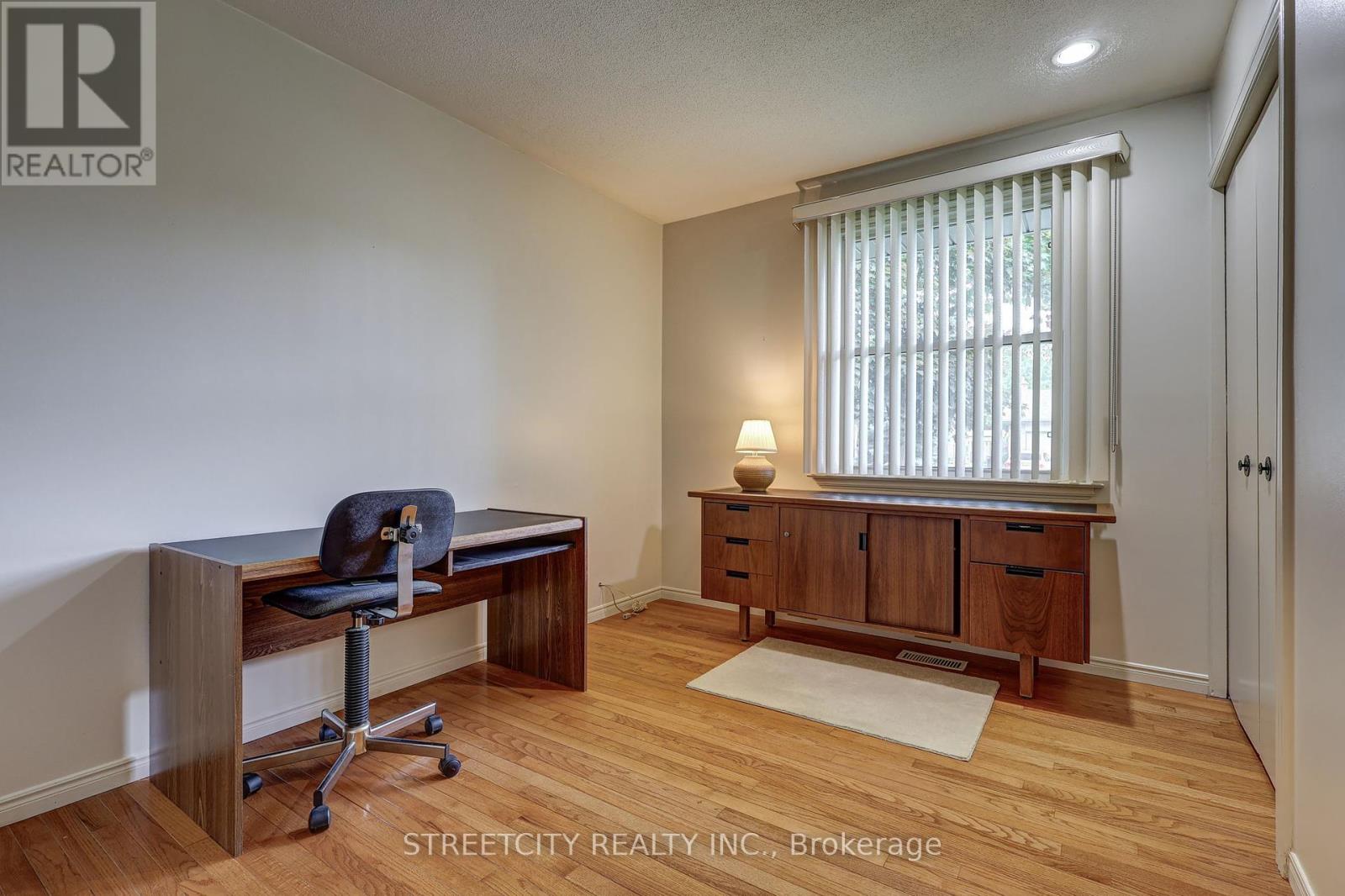 Photo 11 of 50 for 981 Farnham Court