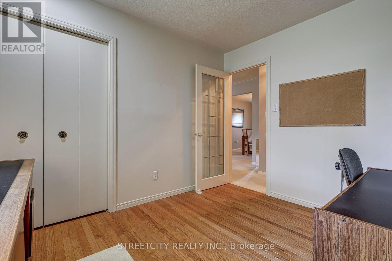 Photo 12 of 50 for 981 Farnham Court