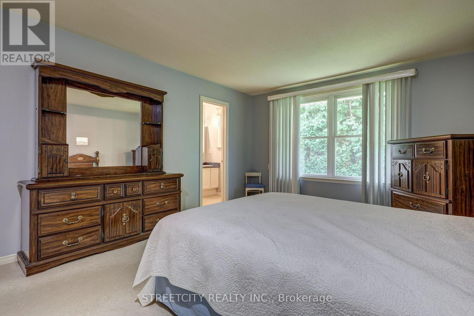 Photo 15 of 50 for 981 Farnham Court