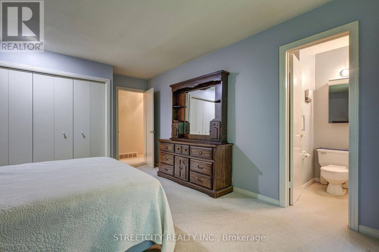 Photo 16 of 50 for 981 Farnham Court