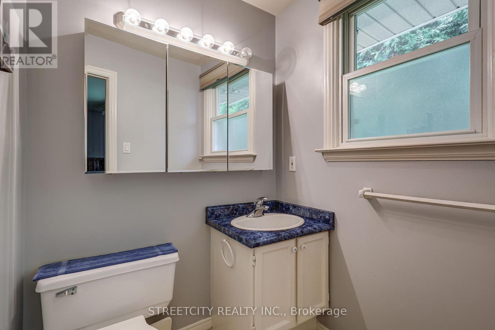 Photo 17 of 50 for 981 Farnham Court